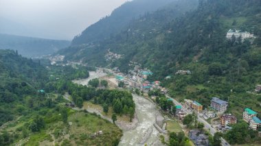 Hindistan 'ın Himachal Pradesh bölgesindeki Beas Nehri ve Ulusal Otoyol 3 ile Manali' nin havadan görünüşü. Manali himachal pradesh Hindistan tepelerinde yuva yapmış küçük köyler ve renkli yerel evler..