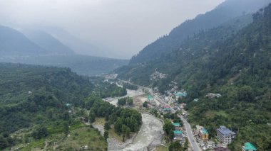 Hindistan 'ın Himachal Pradesh bölgesindeki Beas Nehri ve Ulusal Otoyol 3 ile Manali' nin havadan görünüşü. Manali himachal pradesh Hindistan tepelerinde yuva yapmış küçük köyler ve renkli yerel evler..