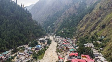 Hindistanın Himachal Pradesh eyaletindeki Parvati Vadisi 'ndeki Parvati nehri ve yerel evleri ile Manyakların hava manzarası..