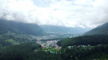 Himachal Pradesh Hindistan 'daki boncuk nehri ile Manali' nin havadan görünüşü. Himalaya dağları ve Manali Himachal Pradesh Hindistan tepelerinde yuva yapmış renkli yerel evler..
