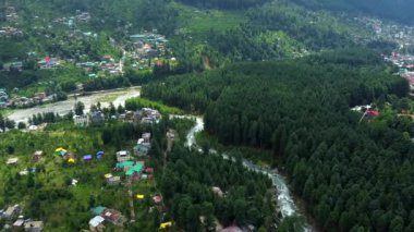 Himachal Pradesh Hindistan 'daki boncuk nehri ile Manali' nin havadan görünüşü. Himalaya dağları ve Manali Himachal Pradesh Hindistan tepelerinde yuva yapmış renkli yerel evler..