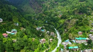 Himachal Pradesh Hindistan 'daki boncuk nehri ile Manali' nin havadan görünüşü. Himalaya dağları ve Manali Himachal Pradesh Hindistan tepelerinde yuva yapmış renkli yerel evler..