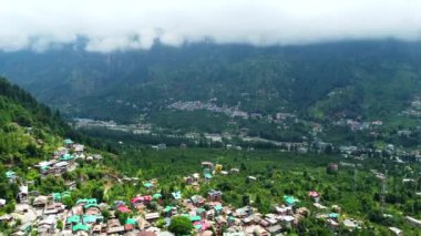 Himachal Pradesh Hindistan 'daki boncuk nehri ile Manali' nin havadan görünüşü. Himalaya dağları ve Manali Himachal Pradesh Hindistan tepelerinde yuva yapmış renkli yerel evler..