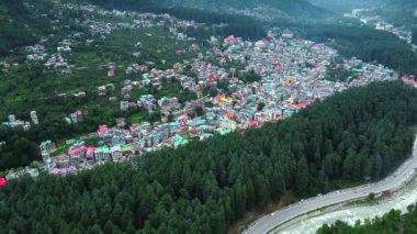 Himachal Pradesh Hindistan 'daki boncuk nehri ile Manali' nin havadan görünüşü. Himalaya dağları ve Manali Himachal Pradesh Hindistan tepelerinde yuva yapmış renkli yerel evler..