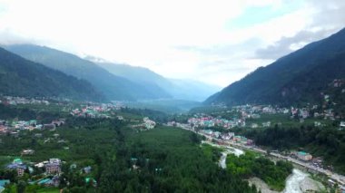 Himachal Pradesh Hindistan 'daki boncuk nehri ile Manali' nin havadan görünüşü. Himalaya dağları ve Manali Himachal Pradesh Hindistan tepelerinde yuva yapmış renkli yerel evler..