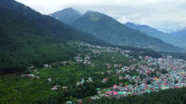 Himachal Pradesh Hindistan 'daki boncuk nehri ile Manali' nin havadan görünüşü. Himalaya dağları ve Manali Himachal Pradesh Hindistan tepelerinde yuva yapmış renkli yerel evler..