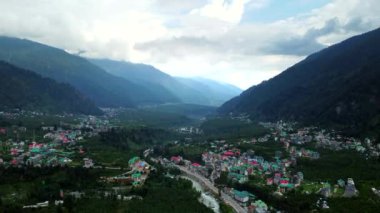Himachal Pradesh Hindistan 'daki boncuk nehri ile Manali' nin havadan görünüşü. Himalaya dağları ve Manali Himachal Pradesh Hindistan tepelerinde yuva yapmış renkli yerel evler..