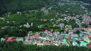 Himachal Pradesh Hindistan 'daki boncuk nehri ile Manali' nin havadan görünüşü. Himalaya dağları ve Manali Himachal Pradesh Hindistan tepelerinde yuva yapmış renkli yerel evler..