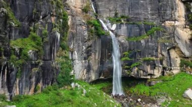 Jogini Şelalesi 'nin havadan görünüşü Hindistan' ın Manali kentindeki Himalayalar 'daki sedir ormanlarıyla çevrilidir.