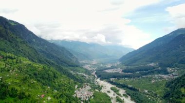 Himachal Pradesh Hindistan 'daki Jogini şelalesi yakınlarındaki dağların ve vadilerin havadan görünüşü ve beas nehri..