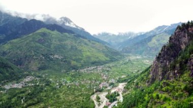 Himachal Pradesh Hindistan 'daki Jogini şelalesi yakınlarındaki dağların ve vadilerin havadan görünüşü ve beas nehri..