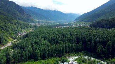 Himachal Pradesh Hindistan 'daki boncuk nehri ile Manali' nin havadan görünüşü. Himalaya dağları ve Manali Himachal Pradesh Hindistan tepelerinde yuva yapmış renkli yerel evler..