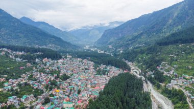 Himachal Pradesh Hindistan 'daki boncuk nehri ile Manali' nin havadan görünüşü. Himalaya dağları ve Manali Himachal Pradesh Hindistan tepelerinde yuva yapmış renkli yerel evler..