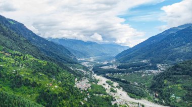 Himachal Pradesh Hindistan 'daki Jogini şelalesi yakınlarındaki dağların ve vadilerin havadan görünüşü ve beas nehri..