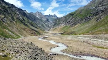 Himalaya dağının Jilang 'daki güzel hava manzarası Lahaul' daki Chenab nehri, gramphu-batal-kaza yolu himachal pradesh, Hindistan