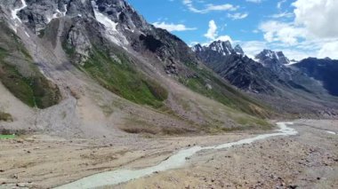 Himalaya dağının bataryadaki hava manzarası Lahaul 'daki Chenab nehri, gramphu-batal-kaza yolu himachal pradesh, Hindistan.