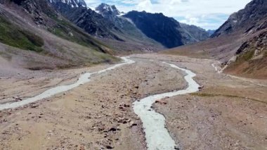 Himalaya dağının bataryadaki hava manzarası Lahaul 'daki Chenab nehri, gramphu-batal-kaza yolu himachal pradesh, Hindistan.