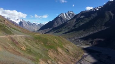 Himalaya Dağları 'nın Dhar Pallamo ve Chenab nehir yolunun lahaul ve spiti, himachal pradesh, Hindistan' daki batal 'dan chandratal' a güzel hava manzarası..