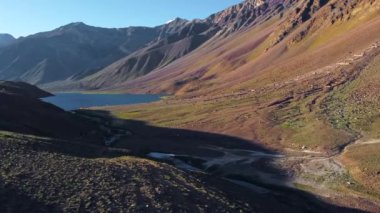 Hindistan 'ın başkenti Lahaul ve Spiti Vadisi' ndeki Chandratal 'da karla kaplı Himalaya dağlarıyla çevrili Chandratal Gölü' nün havadan görünüşü..
