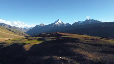 Hindistan 'daki Lahaul ve Spiti Vadisi himachal Pradesh' teki Chandratal 'daki Himalaya dağlarının kuşatıldığı hava manzarası..