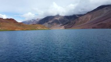 Hindistan 'ın başkenti Lahaul ve Spiti Vadisi' ndeki Chandratal 'da karla kaplı Himalaya dağlarıyla çevrili Chandratal Gölü' nün havadan görünüşü..