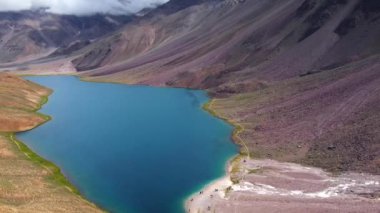 Hindistan 'ın başkenti Lahaul ve Spiti Vadisi' ndeki Chandratal 'da karla kaplı Himalaya dağlarıyla çevrili Chandratal Gölü' nün havadan görünüşü..