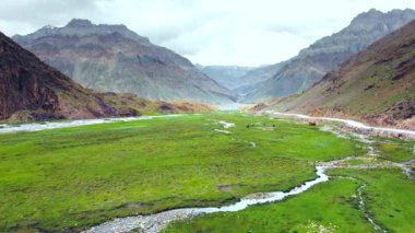 Himalaya Dağı 'nın ve Spiti Nehri' nin Spiti 'deki Dhar Nimaloksa' daki güzel manzarası, Gramphu-batal-kaza Yolu Himachal Pradesh, Hindistan