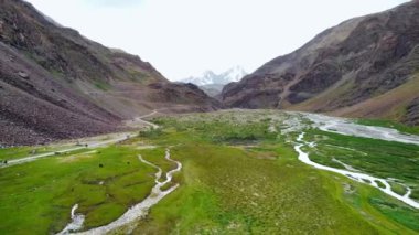 Himalaya Dağı 'nın ve Spiti Nehri' nin Spiti 'deki Dhar Nimaloksa' daki güzel manzarası, Gramphu-batal-kaza Yolu Himachal Pradesh, Hindistan