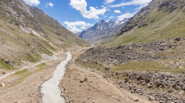 Himalaya dağının Jilang 'daki güzel hava manzarası Lahaul' daki Chenab nehri, gramphu-batal-kaza yolu himachal pradesh, Hindistan