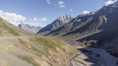 Himalaya Dağları 'nın Dhar Pallamo ve Chenab nehir yolunun lahaul ve spiti, himachal pradesh, Hindistan' daki batal 'dan chandratal' a güzel hava manzarası..