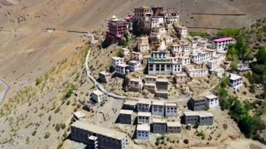 Kaza, Himachal Pradesh, Hindistan, 7 Temmuz 2022. Hindistan 'ın başkenti Himachal Pradesh' in Spiti Vadisi 'ndeki Spiti Nehri' ne 4.166 metre uzaklıkta bulunan en büyük Tibet Budist manastırı..