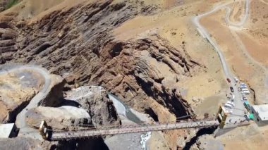 Chicham Köprüsü 'nün havadan görünüşü Asya' nın en yüksek köprüsü 13596 feet yüksekliğinde ve Hindistan 'ın Spiti Vadisi' ndeki Chicham ve Kibber adlı iki köyü birbirine bağlıyor..