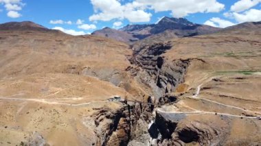 Chicham Köprüsü 'nün havadan görünüşü Asya' nın en yüksek köprüsü 13596 feet yüksekliğinde ve Hindistan 'ın Spiti Vadisi' ndeki Chicham ve Kibber adlı iki köyü birbirine bağlıyor..