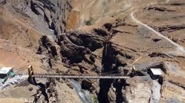 Chicham Köprüsü 'nün havadan görünüşü Asya' nın en yüksek köprüsü 13596 feet yüksekliğinde ve Hindistan 'ın Spiti Vadisi' ndeki Chicham ve Kibber adlı iki köyü birbirine bağlıyor..