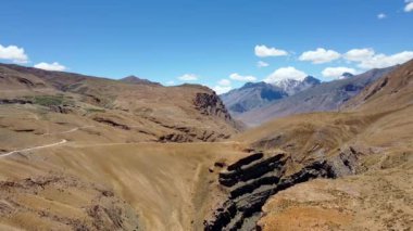 Himalaya Dağları 'nın Chicham ve Kibber yakınlarındaki Spiti Vadisi, Himachal Pradesh, Hindistan' daki güzel manzarası.