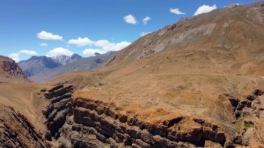 Himalaya Dağları 'nın Chicham ve Kibber yakınlarındaki Spiti Vadisi, Himachal Pradesh, Hindistan' daki güzel manzarası.