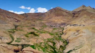 Hindistan 'ın başkenti Spiti Vadisi' nde yaz mevsiminde yüksek Himalayalar tarafından izole edilmiş Chicham köyünün ve Spiti Vadisi 'nin havadan görünüşü..