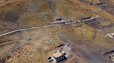 Spiti vadisini Hindistan 'daki dünyanın geri kalanına bağlayan dünyanın en yüksek postanesi olan ve 4.400 metre yükseklikte yer alan hikkim köyünün havadan görünüşü..