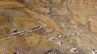 Spiti vadisini Hindistan 'daki dünyanın geri kalanına bağlayan dünyanın en yüksek postanesi olan ve 4.400 metre yükseklikte yer alan hikkim köyünün havadan görünüşü..