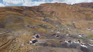 Spiti vadisini Hindistan 'daki dünyanın geri kalanına bağlayan dünyanın en yüksek postanesi olan ve 4.400 metre yükseklikte yer alan hikkim köyünün havadan görünüşü..