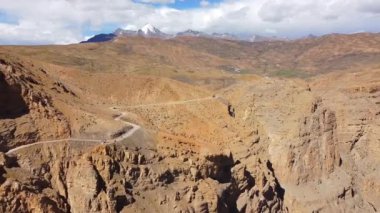 Spiti vadisi, Himachal Pradesh, Hindistan 'daki hikkim köyü yakınlarındaki dhar lung wooh' daki güzel Himalaya dağ manzarasının hava görüntüsü.
