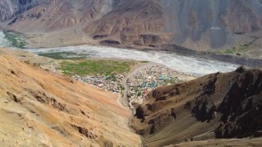 Spiti Vadisi 'ndeki dhar lung wooh' dan Hindistan 'daki himachal pradesh' e kadar uzanan güzel kaza kasabasının hava manzarası..