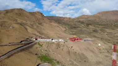 Güzel Himalaya dağları ve komik manastırı olan bir Komic köyü manzarası. Komic köyü, Hindistan 'ın başkenti Himachal Pradesh' te yer alan Spiti Vadisi 'ndeki dünyanın en yüksek otomobilli köyüdür..