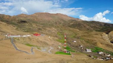 Güzel Himalaya dağları ve komik manastırı olan bir Komic köyü manzarası. Komic köyü, Hindistan 'ın başkenti Himachal Pradesh' te yer alan Spiti Vadisi 'ndeki dünyanın en yüksek otomobilli köyüdür..