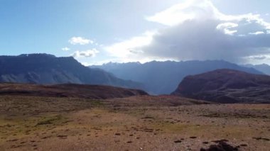 Himalayalar 'daki Spiti Vadisi' nin soğuk çölündeki langza dağlarının hava manzarası. Milyonlarca yıl önce Hindistan 'daki Spiti Vadisi himachal Pradesh' te bulunan deniz hayvanlarının fosilleriyle ünlüdür..