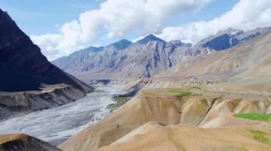 Spiti nehri ve spiti vadisindeki Himalaya dağları ile Pangmo köyünün hava görüntüsü. Pangmo köyü, Hindistan 'ın başkenti Himachal Pradesh' te bulunan Spiti tehsil 'de yer almaktadır..