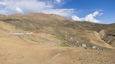 Güzel Himalaya dağları ve komik manastırı olan bir Komic köyü manzarası. Komic köyü, Hindistan 'ın başkenti Himachal Pradesh' te yer alan Spiti Vadisi 'ndeki dünyanın en yüksek otomobilli köyüdür..