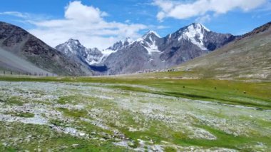 Kunzum geçitinin 4.590 metredeki havadan görünüşü Himalayalar 'ın kunzum bölgesindeki yüksek bir dağ geçididir. Spati, himachal pradesh, Hindistan 'da stupas Kunzum Geçidi ile dua bayrakları görüntüsü.