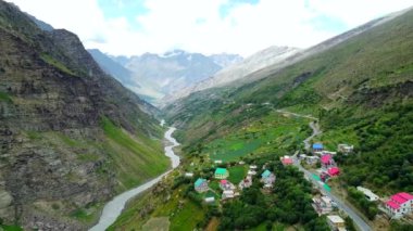 Akşam güzel Himalaya dağlarının ve Shuiling, Leh Manali Highway Lahaul Himachal Pradesh, Hindistan 'daki Chenab nehrinin hava manzarası..