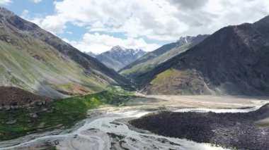 Hindistan 'ın Himachal Pradesh eyaletindeki Lahaul ve Spiti bölgesinde bulunan Bhag nehri ve Barsi köprüsü yakınlarındaki Himalaya dağlarının hava manzarası..
